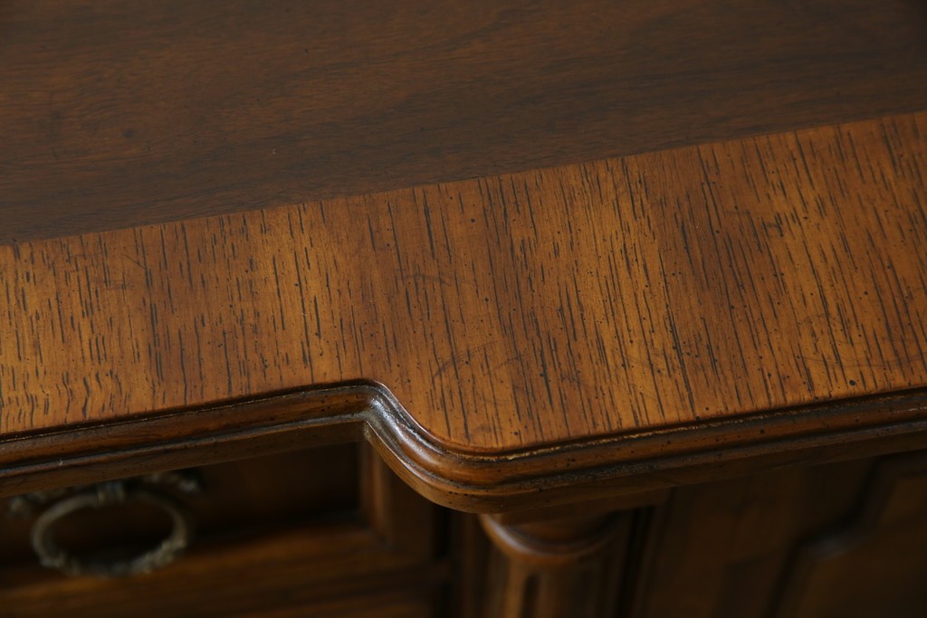 中古　美品　マホガニー材　DREXEL HERITAGE(ドレクセルヘリテイジ)　重厚感あるつくりが魅力的なサイドボード　(R-077609)