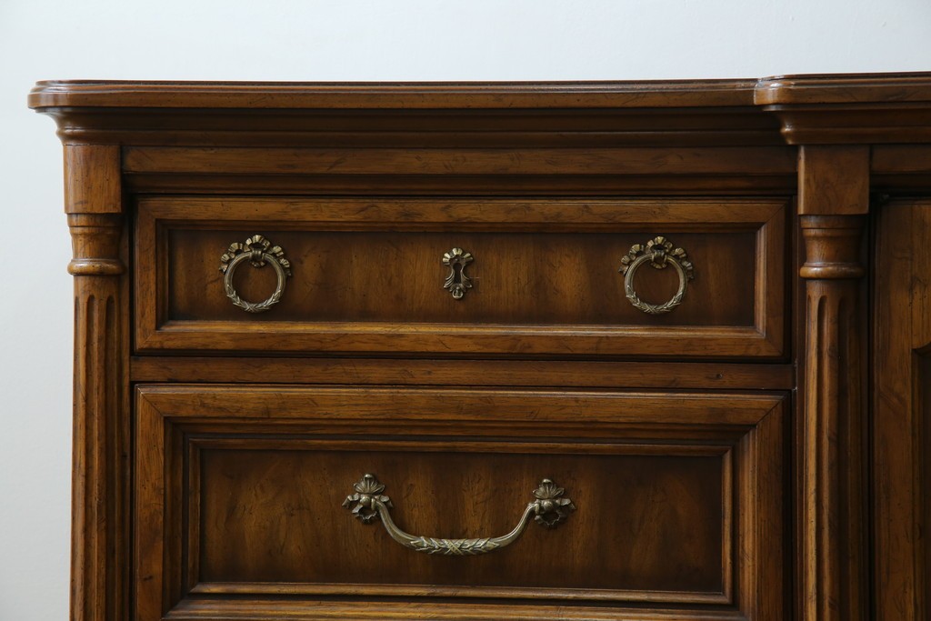 中古　美品　マホガニー材　DREXEL HERITAGE(ドレクセルヘリテイジ)　重厚感あるつくりが魅力的なサイドボード　(R-077609)