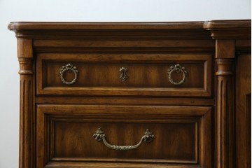 中古　美品　マホガニー材　DREXEL HERITAGE(ドレクセルヘリテイジ)　重厚感あるつくりが魅力的なサイドボード　(R-077609)