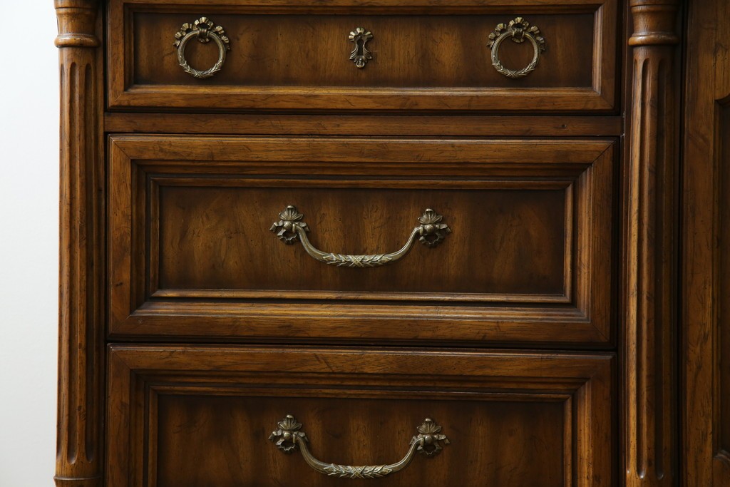 中古　美品　マホガニー材　DREXEL HERITAGE(ドレクセルヘリテイジ)　重厚感あるつくりが魅力的なサイドボード　(R-077609)