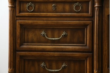 中古　美品　マホガニー材　DREXEL HERITAGE(ドレクセルヘリテイジ)　重厚感あるつくりが魅力的なサイドボード　(R-077609)