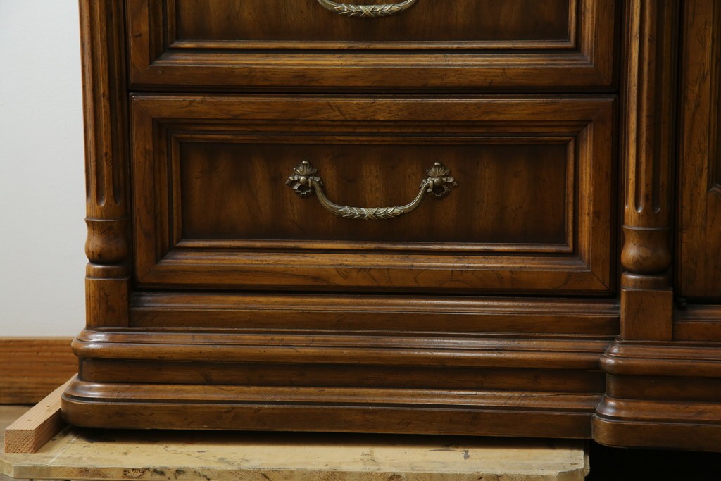 中古　美品　マホガニー材　DREXEL HERITAGE(ドレクセルヘリテイジ)　重厚感あるつくりが魅力的なサイドボード　(R-077609)