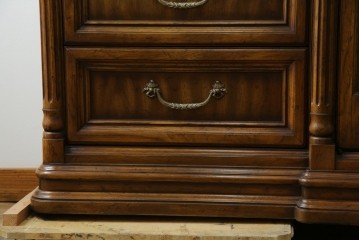 中古　美品　マホガニー材　DREXEL HERITAGE(ドレクセルヘリテイジ)　重厚感あるつくりが魅力的なサイドボード　(R-077609)