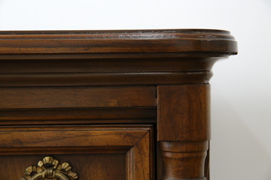 中古　美品　マホガニー材　DREXEL HERITAGE(ドレクセルヘリテイジ)　重厚感あるつくりが魅力的なサイドボード　(R-077609)