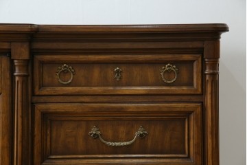 中古　美品　マホガニー材　DREXEL HERITAGE(ドレクセルヘリテイジ)　重厚感あるつくりが魅力的なサイドボード　(R-077609)