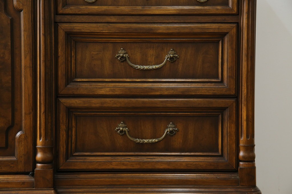 中古　美品　マホガニー材　DREXEL HERITAGE(ドレクセルヘリテイジ)　重厚感あるつくりが魅力的なサイドボード　(R-077609)