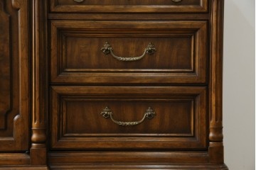 中古　美品　マホガニー材　DREXEL HERITAGE(ドレクセルヘリテイジ)　重厚感あるつくりが魅力的なサイドボード　(R-077609)