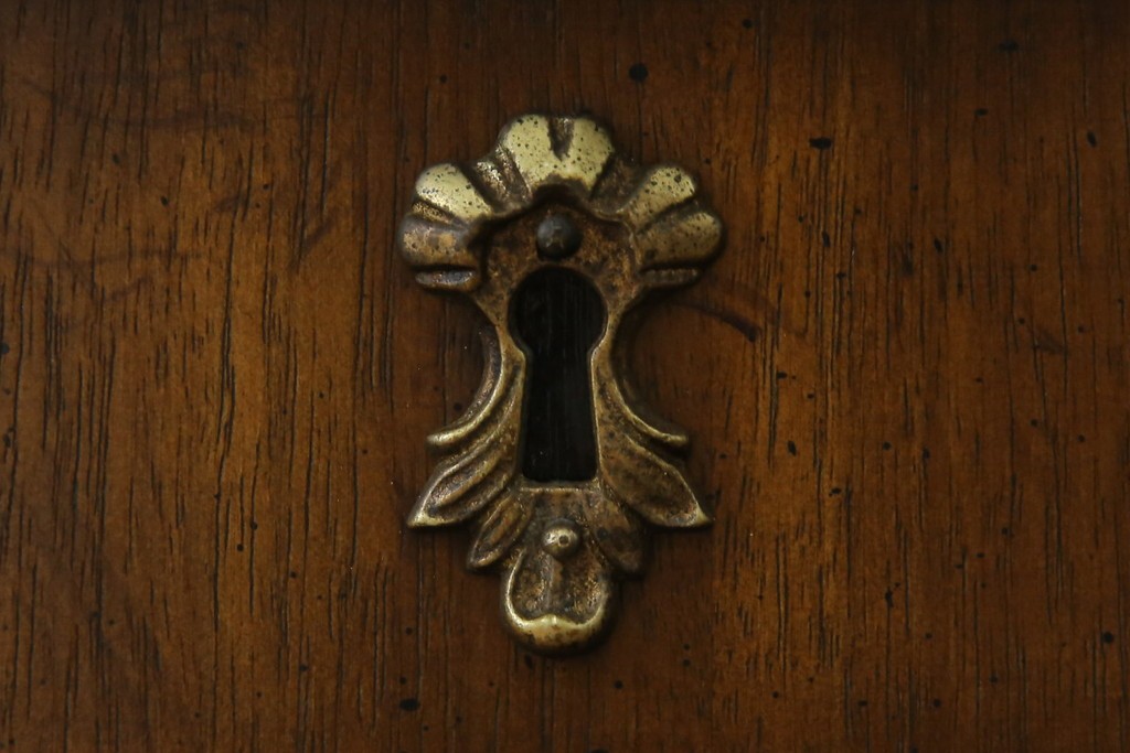 中古　美品　マホガニー材　DREXEL HERITAGE(ドレクセルヘリテイジ)　重厚感あるつくりが魅力的なサイドボード　(R-077609)