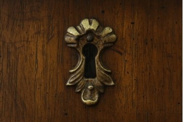 中古　美品　マホガニー材　DREXEL HERITAGE(ドレクセルヘリテイジ)　重厚感あるつくりが魅力的なサイドボード　(R-077609)