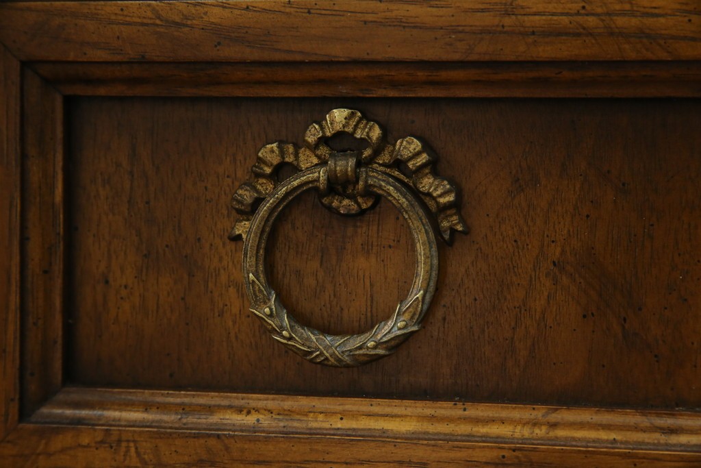 中古　美品　マホガニー材　DREXEL HERITAGE(ドレクセルヘリテイジ)　重厚感あるつくりが魅力的なサイドボード　(R-077609)