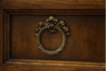 中古　美品　マホガニー材　DREXEL HERITAGE(ドレクセルヘリテイジ)　重厚感あるつくりが魅力的なサイドボード　(R-077609)