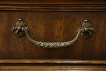 中古　美品　マホガニー材　DREXEL HERITAGE(ドレクセルヘリテイジ)　重厚感あるつくりが魅力的なサイドボード　(R-077609)