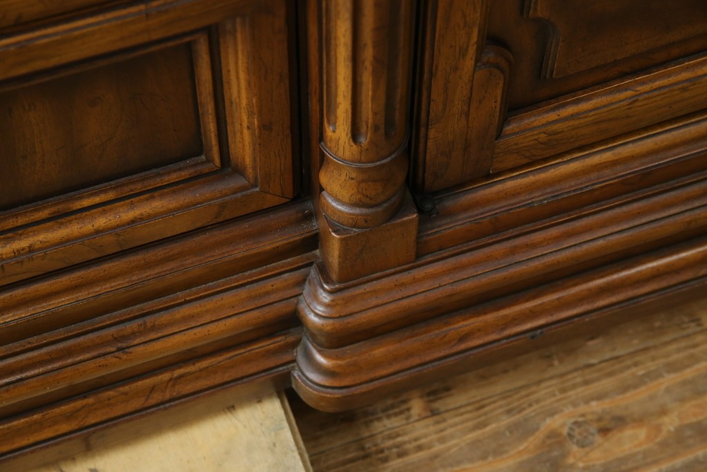 中古　美品　マホガニー材　DREXEL HERITAGE(ドレクセルヘリテイジ)　重厚感あるつくりが魅力的なサイドボード　(R-077609)