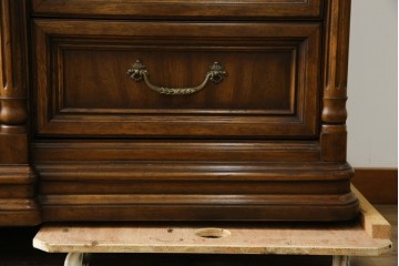 中古　美品　マホガニー材　DREXEL HERITAGE(ドレクセルヘリテイジ)　重厚感あるつくりが魅力的なサイドボード　(R-077609)