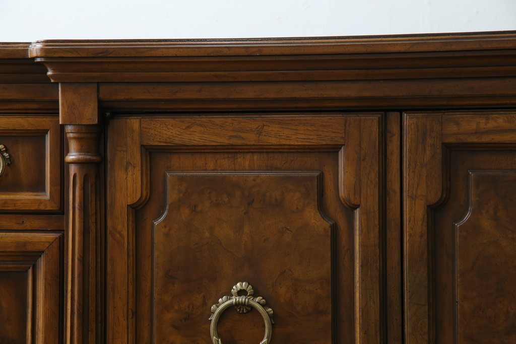 中古　美品　マホガニー材　DREXEL HERITAGE(ドレクセルヘリテイジ)　重厚感あるつくりが魅力的なサイドボード　(R-077609)