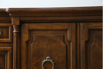 中古　美品　マホガニー材　DREXEL HERITAGE(ドレクセルヘリテイジ)　重厚感あるつくりが魅力的なサイドボード　(R-077609)