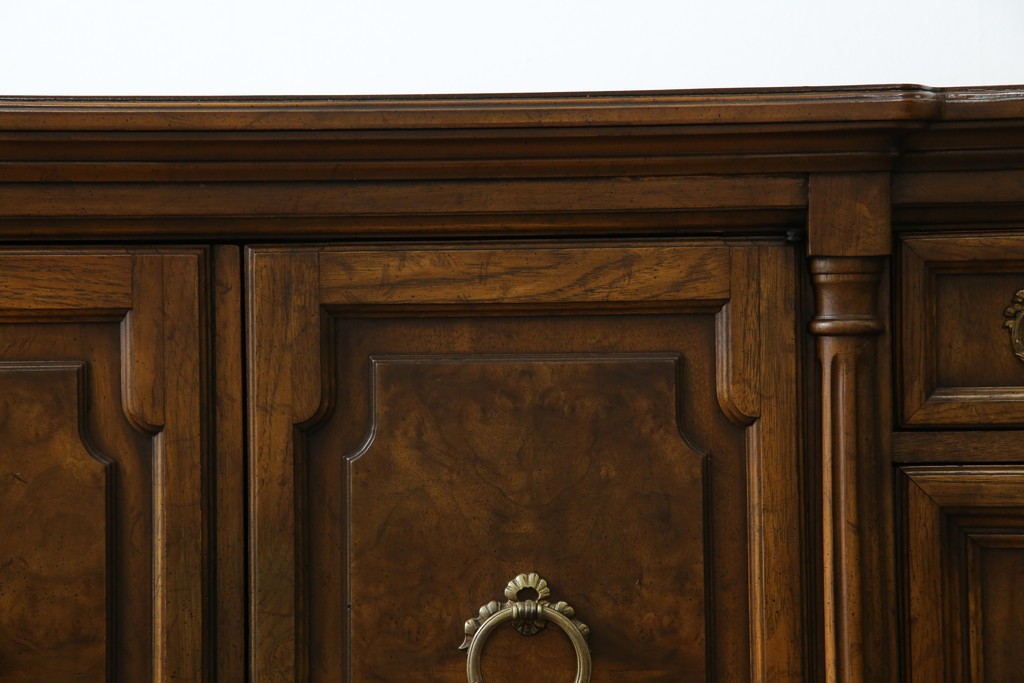 中古　美品　マホガニー材　DREXEL HERITAGE(ドレクセルヘリテイジ)　重厚感あるつくりが魅力的なサイドボード　(R-077609)