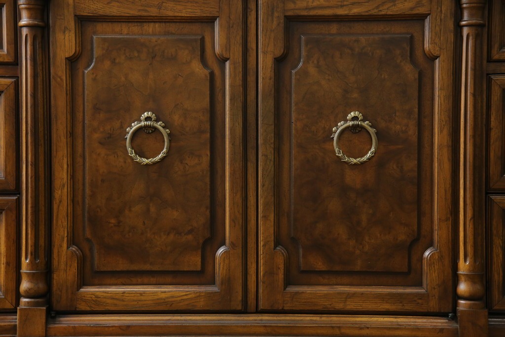 中古　美品　マホガニー材　DREXEL HERITAGE(ドレクセルヘリテイジ)　重厚感あるつくりが魅力的なサイドボード　(R-077609)