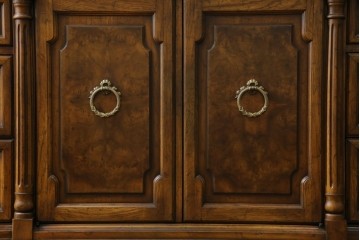 中古　美品　マホガニー材　DREXEL HERITAGE(ドレクセルヘリテイジ)　重厚感あるつくりが魅力的なサイドボード　(R-077609)