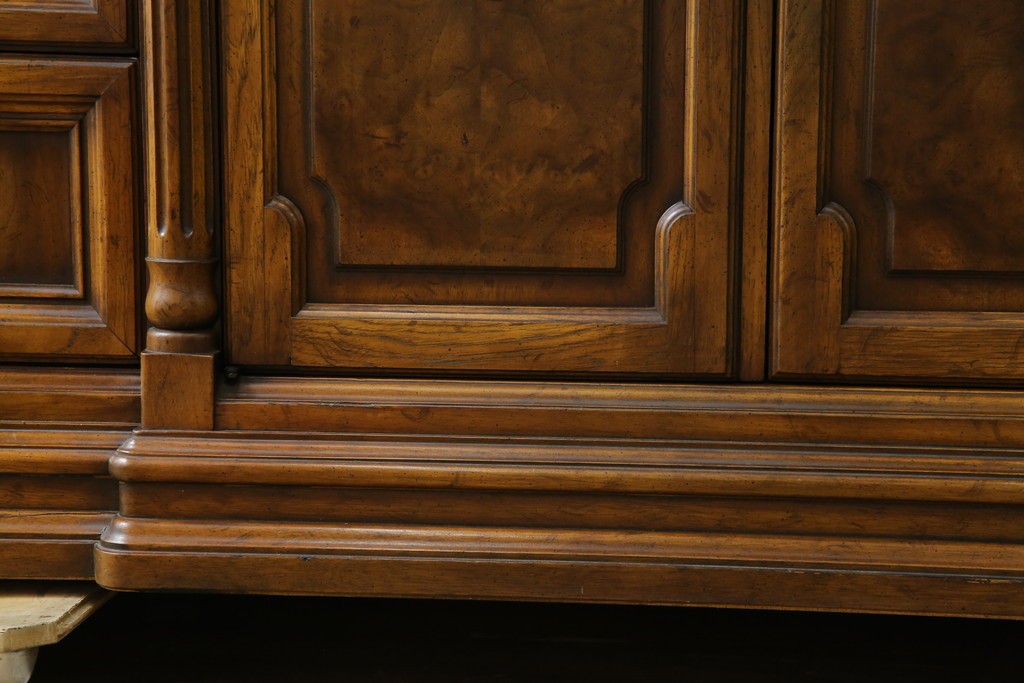 中古　美品　マホガニー材　DREXEL HERITAGE(ドレクセルヘリテイジ)　重厚感あるつくりが魅力的なサイドボード　(R-077609)