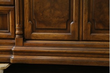 中古　美品　マホガニー材　DREXEL HERITAGE(ドレクセルヘリテイジ)　重厚感あるつくりが魅力的なサイドボード　(R-077609)