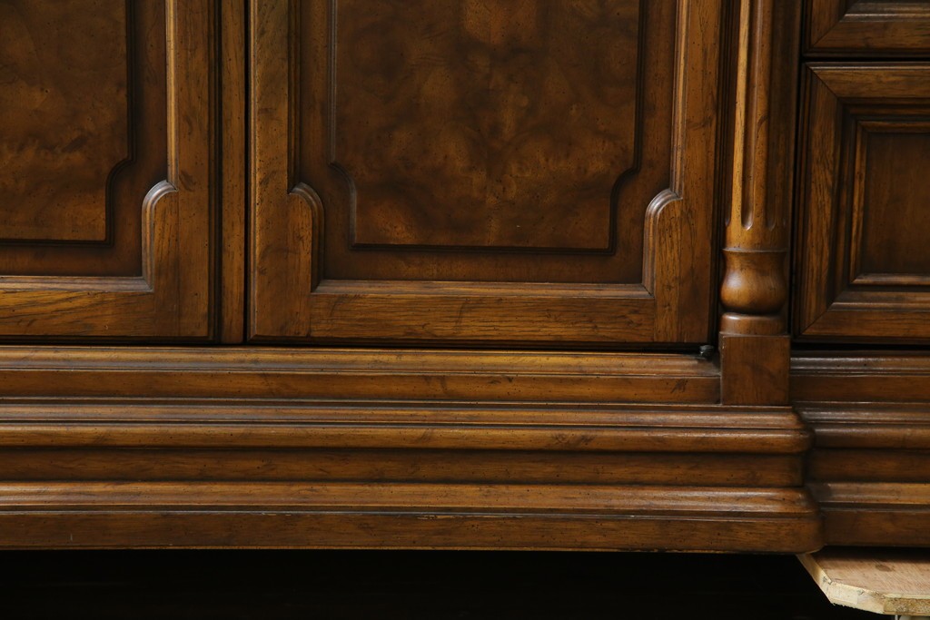 中古　美品　マホガニー材　DREXEL HERITAGE(ドレクセルヘリテイジ)　重厚感あるつくりが魅力的なサイドボード　(R-077609)