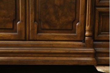 中古　美品　マホガニー材　DREXEL HERITAGE(ドレクセルヘリテイジ)　重厚感あるつくりが魅力的なサイドボード　(R-077609)