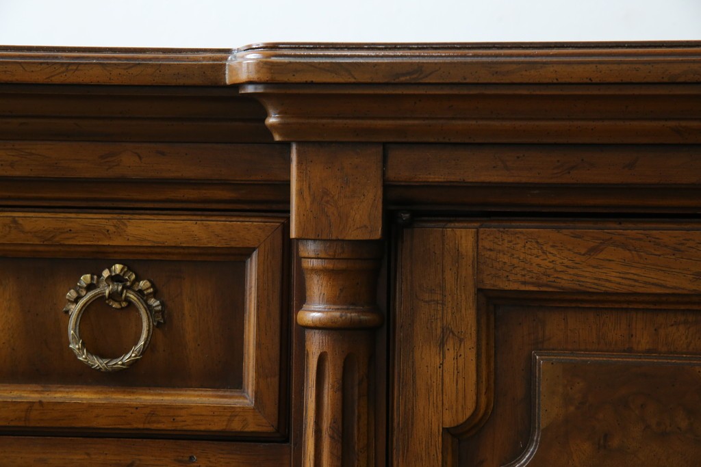 中古　美品　マホガニー材　DREXEL HERITAGE(ドレクセルヘリテイジ)　重厚感あるつくりが魅力的なサイドボード　(R-077609)