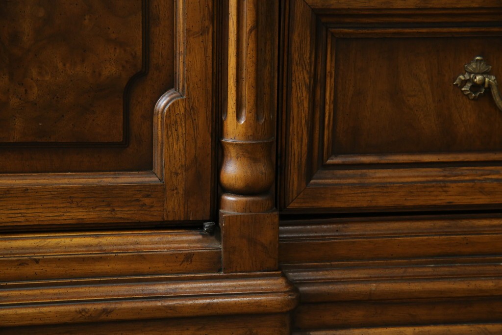 中古　美品　マホガニー材　DREXEL HERITAGE(ドレクセルヘリテイジ)　重厚感あるつくりが魅力的なサイドボード　(R-077609)