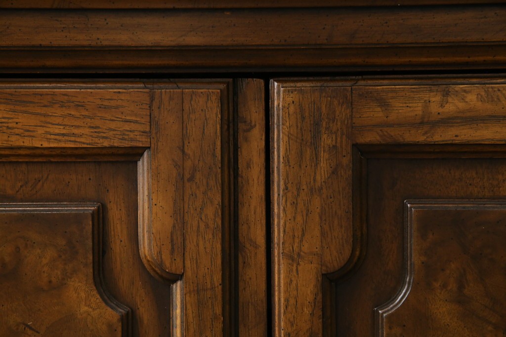 中古　美品　マホガニー材　DREXEL HERITAGE(ドレクセルヘリテイジ)　重厚感あるつくりが魅力的なサイドボード　(R-077609)