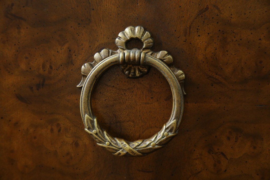 中古　美品　マホガニー材　DREXEL HERITAGE(ドレクセルヘリテイジ)　重厚感あるつくりが魅力的なサイドボード　(R-077609)