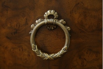 中古　美品　マホガニー材　DREXEL HERITAGE(ドレクセルヘリテイジ)　重厚感あるつくりが魅力的なサイドボード　(R-077609)