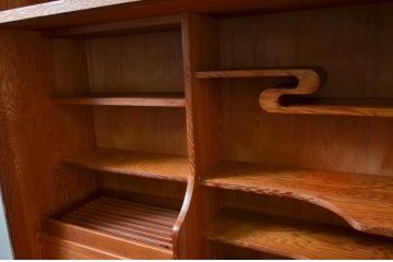 中古　美品　屋久杉　美しい杢目が目を惹く重厚な佇まいが魅力の茶箪笥(茶棚、戸棚、収納棚、飾り棚、キャビネット、食器棚)(定価約90万円)(R-077610)