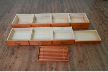 中古　美品　屋久杉　美しい杢目が目を惹く重厚な佇まいが魅力の茶箪笥(茶棚、戸棚、収納棚、飾り棚、キャビネット、食器棚)(定価約90万円)(R-077610)