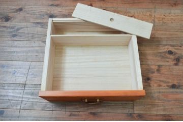 中古　美品　屋久杉　美しい杢目が目を惹く重厚な佇まいが魅力の茶箪笥(茶棚、戸棚、収納棚、飾り棚、キャビネット、食器棚)(定価約90万円)(R-077610)