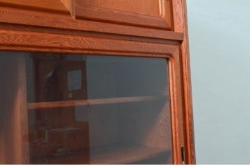 中古　美品　屋久杉　美しい杢目が目を惹く重厚な佇まいが魅力の茶箪笥(茶棚、戸棚、収納棚、飾り棚、キャビネット、食器棚)(定価約90万円)(R-077610)