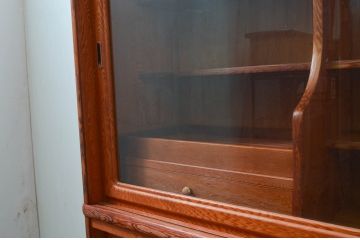 中古　美品　屋久杉　美しい杢目が目を惹く重厚な佇まいが魅力の茶箪笥(茶棚、戸棚、収納棚、飾り棚、キャビネット、食器棚)(定価約90万円)(R-077610)