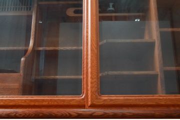 中古　美品　屋久杉　美しい杢目が目を惹く重厚な佇まいが魅力の茶箪笥(茶棚、戸棚、収納棚、飾り棚、キャビネット、食器棚)(定価約90万円)(R-077610)