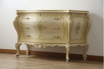 中古　美品　イタリア高級家具　ノバパルク(NOVAPLAK)　ロココ調の装飾が可愛らしい大振りなチェスト(サイドチェスト、引き出し)(定価約100万円)(R-077622)