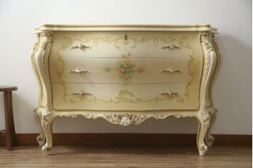 中古　美品　イタリア高級家具　ノバパルク(NOVAPLAK)　ロココ調の装飾が可愛らしい大振りなチェスト(サイドチェスト、引き出し)(定価約100万円)(R-077622)
