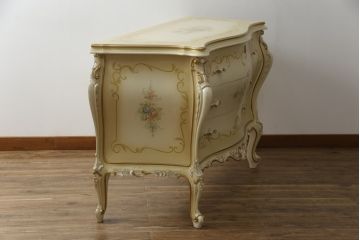 中古　美品　イタリア高級家具　ノバパルク(NOVAPLAK)　ロココ調の装飾が可愛らしい大振りなチェスト(サイドチェスト、引き出し)(定価約100万円)(R-077622)