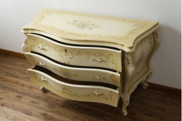 中古　美品　イタリア高級家具　ノバパルク(NOVAPLAK)　ロココ調の装飾が可愛らしい大振りなチェスト(サイドチェスト、引き出し)(定価約100万円)(R-077622)