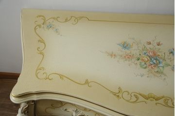 中古　美品　イタリア高級家具　ノバパルク(NOVAPLAK)　ロココ調の装飾が可愛らしい大振りなチェスト(サイドチェスト、引き出し)(定価約100万円)(R-077622)