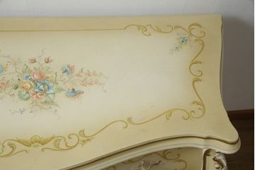 中古　美品　イタリア高級家具　ノバパルク(NOVAPLAK)　ロココ調の装飾が可愛らしい大振りなチェスト(サイドチェスト、引き出し)(定価約100万円)(R-077622)