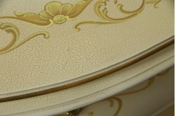 中古　美品　イタリア高級家具　ノバパルク(NOVAPLAK)　ロココ調の装飾が可愛らしい大振りなチェスト(サイドチェスト、引き出し)(定価約100万円)(R-077622)