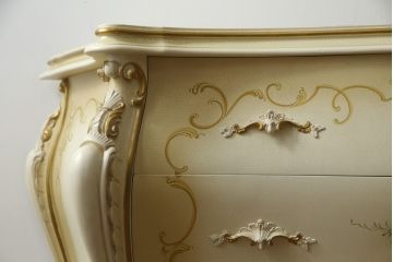 中古　美品　イタリア高級家具　ノバパルク(NOVAPLAK)　ロココ調の装飾が可愛らしい大振りなチェスト(サイドチェスト、引き出し)(定価約100万円)(R-077622)
