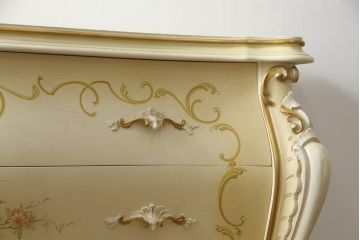 中古　美品　イタリア高級家具　ノバパルク(NOVAPLAK)　ロココ調の装飾が可愛らしい大振りなチェスト(サイドチェスト、引き出し)(定価約100万円)(R-077622)