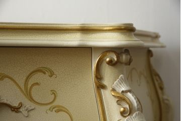 中古　美品　イタリア高級家具　ノバパルク(NOVAPLAK)　ロココ調の装飾が可愛らしい大振りなチェスト(サイドチェスト、引き出し)(定価約100万円)(R-077622)