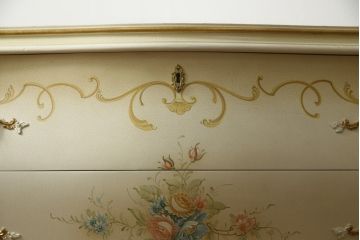 中古　美品　イタリア高級家具　ノバパルク(NOVAPLAK)　ロココ調の装飾が可愛らしい大振りなチェスト(サイドチェスト、引き出し)(定価約100万円)(R-077622)