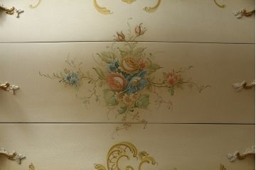 中古　美品　イタリア高級家具　ノバパルク(NOVAPLAK)　ロココ調の装飾が可愛らしい大振りなチェスト(サイドチェスト、引き出し)(定価約100万円)(R-077622)